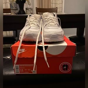 White Nike Air Max women’s 11 good condition no rips or tears